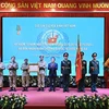 政府副总理陈流光向越南维和局授予三级捍卫祖国勋章（图片来源：人民军队报）