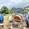 广治省向化县向山乡团员正在修建农村水泥路。图自越通社