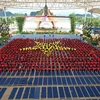 在此活动中，瑜伽运动员表演、创作越南国旗。图自越通社