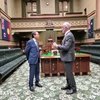越南驻澳大利亚大使范雄心和新南威尔士州议会下议长格雷格·派珀。图自越通社