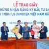 海防市人民委员会向LG Innotek越南有限责任公司颁发项目增资调整许可证。图自laodong.vn