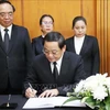老挝总理宋赛·西潘敦在吊唁簿上留言。图自越通社