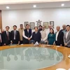 宁平省人民委员会主席范光玉和印度旅行社联合会代表合影。图自越通社
