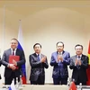 国会主席陈青敏和政府副总理陈红河出席越南与俄罗斯部分企业合作文件文本交换仪式。图自越通社