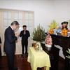 US Secretary of State Antony Blinken offers incense in tribute to General Secretary of the Communist Party of Vietnam Central Committee Nguyen Phu Trong. (Photo: VNA)