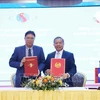 President of the Vietnam Academy of Science and Technology (VAST) Chau Van Minh (L) and Lao Minister of Technology and Communications Boviengkham Vongdara exchanges the minutes of cooperation. (Photo: VNA)