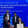 The exchange ceremony of the Memorandum of Understanding on cooperation between the NIC and Qorvo. (Photo: VietnamPlus)