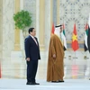 Prime Minister Pham Minh Chinh (L) and Vice President of the United Arab Emirates (UAE) Sheikh Mansour bin Zayed Al Nahyan at the official welcome ceremony for the Vietnamese leader. (Photo: VNA)