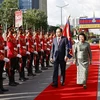 President of the Cambodian National Assembly (NA) Samdech Khuon Sudary (R) chairs a solemn welcome ceremony in Phnom Penh on November 21 afternoon for NA Chairman Tran Thanh Man. (Photo: VNA)