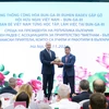 President of the Vietnam Union of Friendship Organisations (VUFO) Phan Anh Son (R) presents a gift to Bulgarian President Rumen Radev. (Photo: VNA)