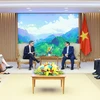 Prime Minister Pham Minh Chinh (R) receives Minister-President of Germany’s State of Hesse Boris Rhein in Hanoi on November 28. (Photo: VNA)