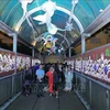 Placées sur le thème « Eau », les installations artistiques sur le pont piétonnier Tran Nhat Duat le transforment en un « aquarium coloré et animé » avec des lumières et des dessins 3D. Photo: VNA