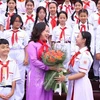 La vice-présidente Vo Thi Anh Xuan et des enfants de Ho Chi Minh-Ville. Photo : VNA