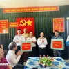 Le colonel Ngo Van Thanh, commissaire politique du Département technique de la Marine et chef du groupe de travail n°21 (debout, au milieu), remet des cadeaux aux soldats sur la plateforme DK1/21. Photo : VietnamPlus