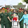 Cérémonie d’inhumation des restes de 12 soldats volontaires vietnamiens tombés au Laos au cimetière de Tông Khao. Photo: VNA