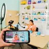 Le commerce électronique en général et le live stream, où les acheteurs et les vendeurs effectuent des transactions vidéo en temps réel, se sont développés au Vietnam ces derniers temps. Photo: VIR