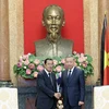 Le président To Lam (droite) et le président du Parti du peuple cambodgien (PPC) et président du Sénat du Cambodge Samdech Techo Hun Sen. Photo: VNA
