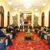 La réunion entre le général de corps d'armée Hoang Xuan Chien et la délégation de l'Administration nationale de l'immigration de Chine. Photo: VNA