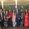 La vice-ministre des Affaires étrangères Le Thi Thu Hang (veste rouge) rencontre des communautés des Vietnamiens (Viet kieu) dans les régions de l'Est et de l'Ouest du Canada. Photo: VNA