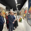 L'ambassadeur du Vietnam en France et les délégués à l'exposition. Photo: VNA