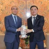 Le directeur général de Petrovietnam, Le Ngoc Son (droite), remet un souvenir à l'ambassadeur d'Algérie au Vietnam. Photo: https://amb-algerie.vn/