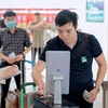 Un passager utilise sa carte d'identité à puce intégrée à l'aéroport. Photo : VietnamPlus