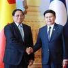 Le Premier ministre vietnamien Pham Minh Chinh (gquche) et le président de l'Assemblée nationale lao Saysomphone Phomvihane. Photo: VNA