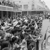 Des dizaines de milliers de Hanoïens accueillirent l'armée qui a libéré la capitale dans l'espace au tour du lac Hoan Kiem, le matin du 10 octobre 1954. Photo : archives-VNA