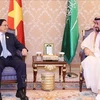 Le Premier ministre Pham Minh Chinh (gauche) et le Premier ministre et prince héritier d'Arabie saoudite Mohammad ben Salmane. Photo : VNA