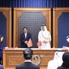 Le Premier ministre qatari, Sheikh Mohammed bin Abdulrahman bin Jasim Al-Thani, et son homologue vietnamien, Pham Minh Chinh, ont assisté à la signature d'un mémorandum de coopération entre l'Académie diplomatique du Vietnam et celle du Qatar. Photo: VNA