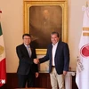 L'ambassadeur vietnamien au Mexique, Nguyen Van Hai (gauche) et le gouverneur de Zacatecas, David Monreal Ávila. Photo: VNA