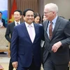 Le Premier ministre Pham Minh Chinh et le président de l'Association américaine de l'industrie des semi-conducteurs (SIA), John Neuffer. Photo: VNA