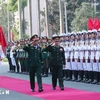 Le ministre vietnamien de la Défense, le général Phan Van Giang, a reçu le 18 décembre à Hanoi son homologue lao, le général de corps d’armée Khamliang Outhakaysone, en visite officielle au Vietnam pour participer à l'Exposition internationale de défense du Vietnam 2024. Photo: VNA