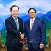 越南政府总理范明政(右）会见正对越南进行工作访问的韩国三星集团首席财务官朴学奎。图自越通社