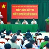 越南政府总理范明政与芹苴市选民展开接触活动。图自越通社