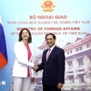 越南外交部长裴青山与斯洛文尼亚副总理兼外交和欧洲事务部部长塔尼亚•法洪。图自越通社