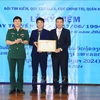 越南国防部和乌多姆塞省政府向第二军区烈士遗骸收寻归宿队赠送奖状。图自越通社