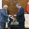 国家主席苏林会见古巴驻越南大使奥兰多·尼古拉斯·斯吉伦。图自越通社