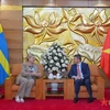 越南友好组织联合会主席潘英山（右)与瑞典驻越南大使安娜·马尾。图自越南人民军队报