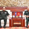 第四军区党委书记、政委陈武勇中将会见老挝国防部副部长Pasith Thiengtham中将。图自《越南人民军队报》