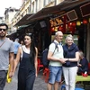 国际游客参观河内古街。图自越通社