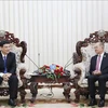 越老友好协会中央委员会主席阮得荣礼节性拜会老挝政府副总理吉乔·凯坎匹吞。图自越通社