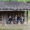 怀犒村村民展示蜂蜡印花工艺。图自越通社