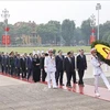 越南党和国家领导人上香怀念英雄烈士 拜谒胡志明主席陵墓