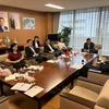 越共中央民运部副部长赵才荣与日本自由民主党政策研究部副部长铃木圭介举行工作会议。图自越通社