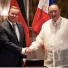 菲律宾国防部部长特奥多罗与德国国防部部长鲍里斯·皮斯托里乌斯。图自越通社