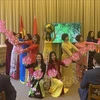 Overseas Vietnamese in Belarus perform at the ceremony. (Photo: VNA broadcasts)