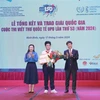 Nguyen Do Quang Minh (centre), a 9th grader in the central city of Da Nang, recieves the first prize at the awarding ceremony in Ninh Binh province. (Photo: VNA)