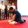 A doctor from the Institute of Medical Technology Application instructs medical workers of Hung Vuong General Hospital on cardiopulmonary resuscitation. (Photo: VNA)