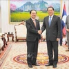 Lao Prime Minister Sonexay Siphandone (right) on May 29 receives Vietnamese Minister of Science and Technology Huynh Thanh Dat. (Photo: VNA)